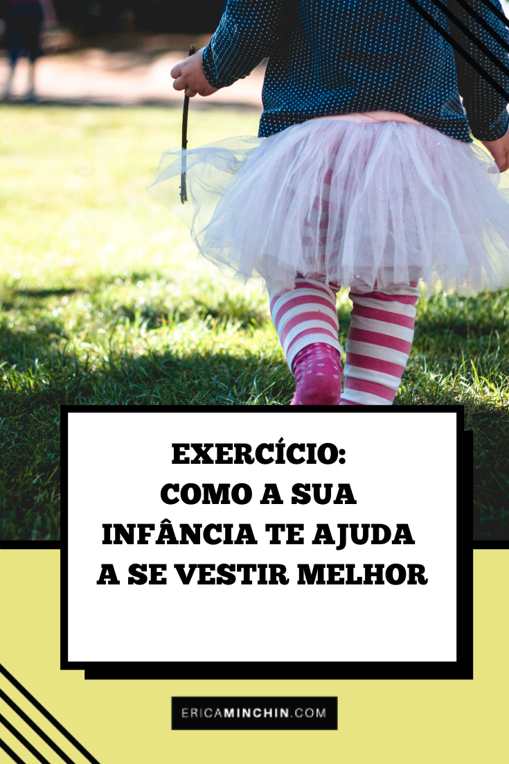 como a sua infância te ajuda a se vestir melhor - imagem para o Pinterest - pernas de nenem correndo na grama com saia de tule e meias listradas