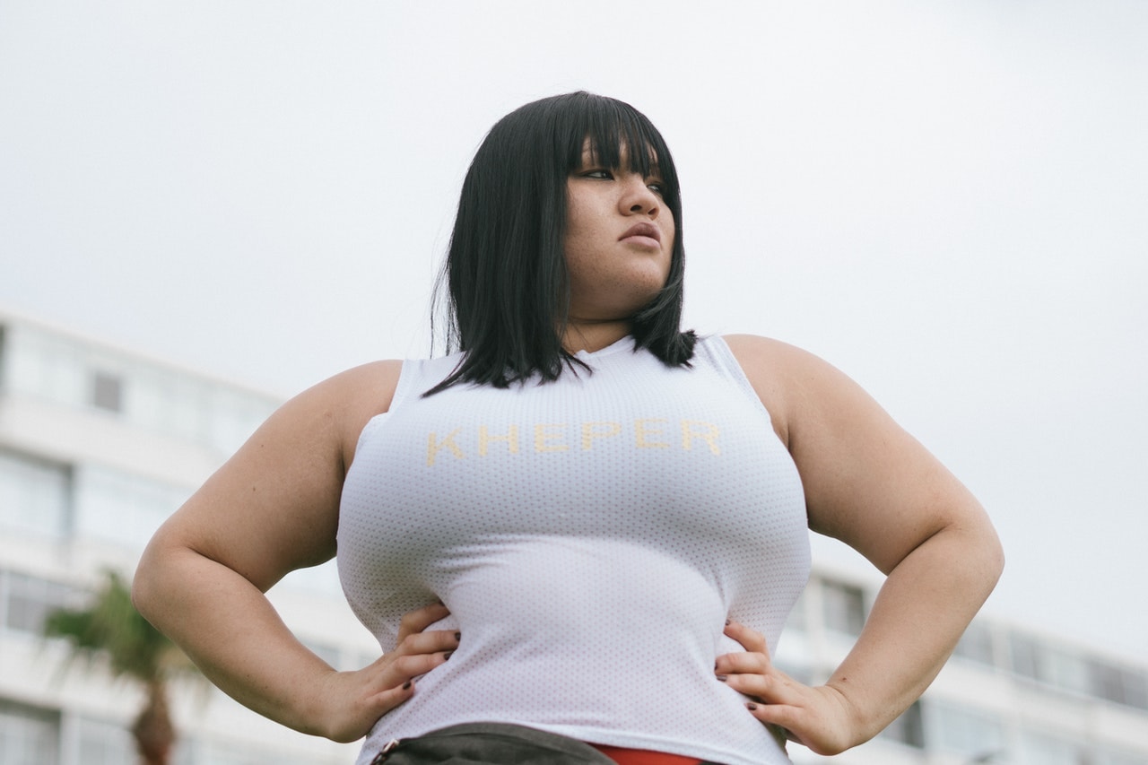 Marcas que excluem mulheres com corpo fora do padrão não merecem o nosso dinheiro